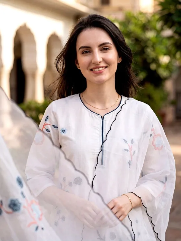 Women_Ethnic_Embroidered_Work_Kurti_Set