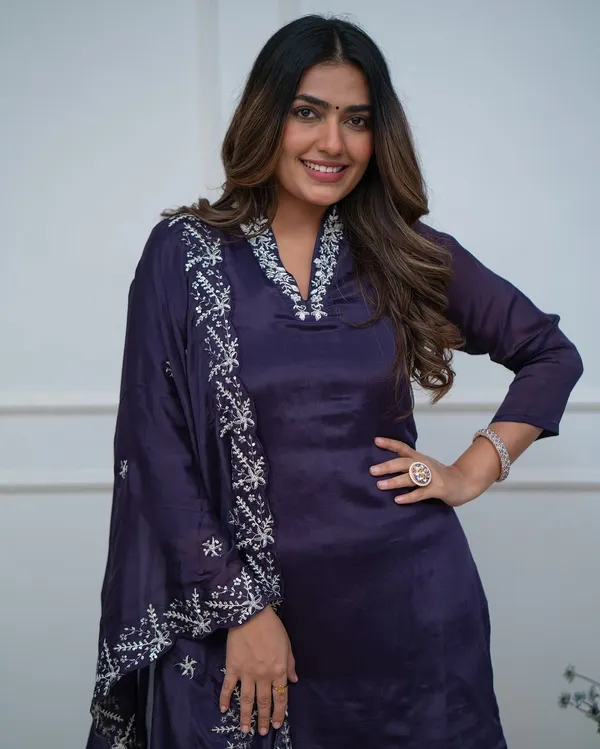 Women_Ethnic_Embroidered_Work_Kurti_Set