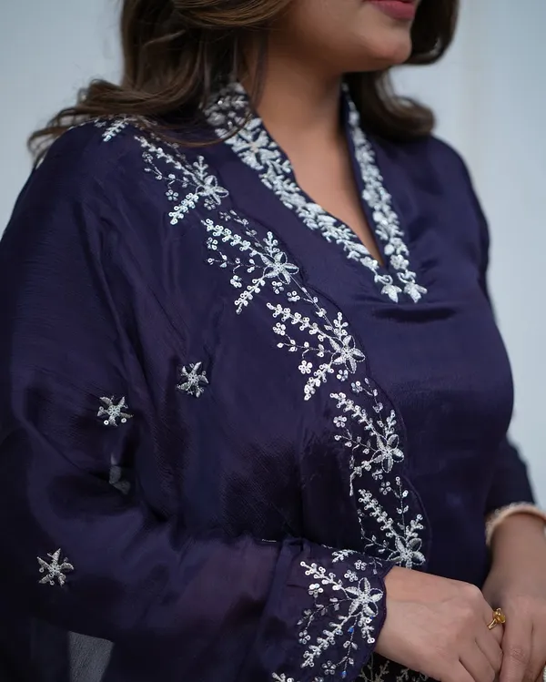 Women_Ethnic_Embroidered_Work_Kurti_Set