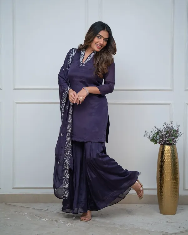 Women_Ethnic_Embroidered_Work_Kurti_Set
