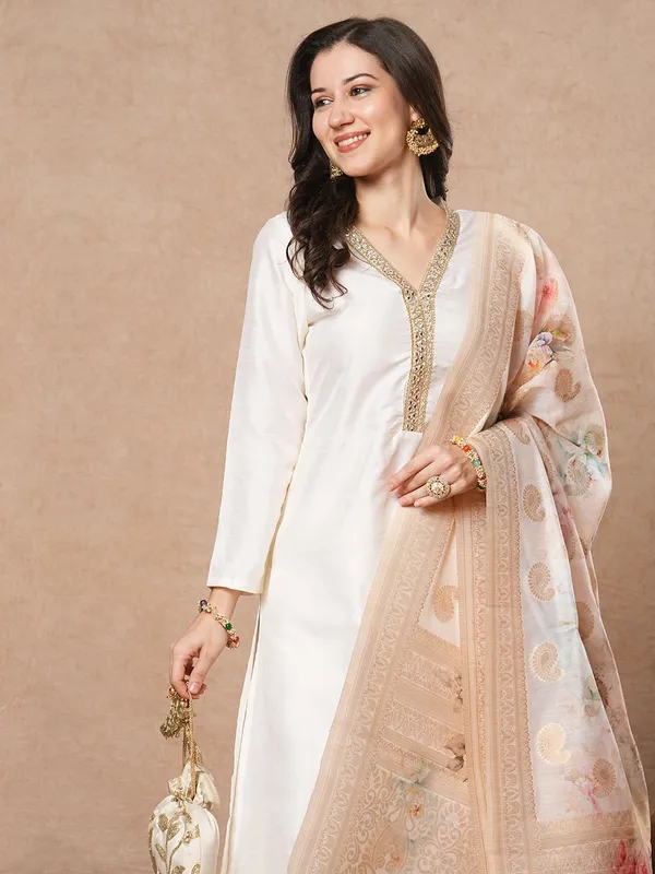 Women_Ethnic_Embroidered_Work_With_Digital_Printed_Kurti_Set