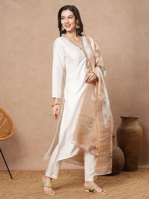 Women_Ethnic_Embroidered_Work_With_Digital_Printed_Kurti_Set