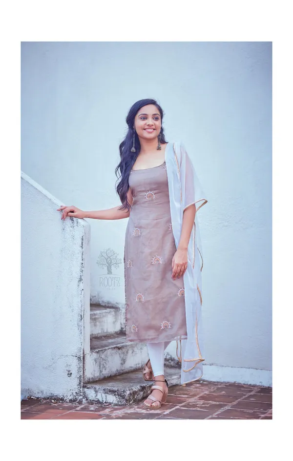Women_Ethnic_Embroidered_Work_Kurti_Set
