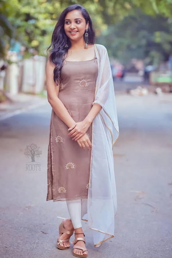 Women_Ethnic_Embroidered_Work_Kurti_Set