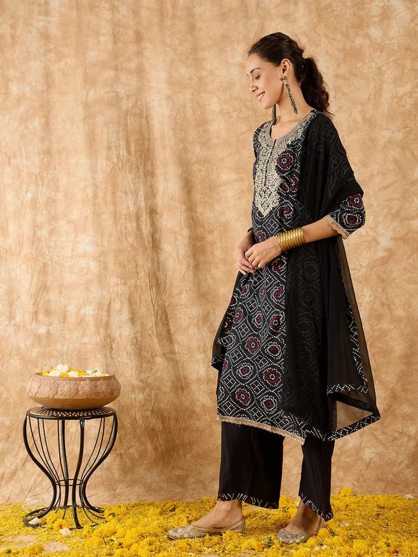 Women_Ethnic_Embroidered_Work_With_Digital_Printed_Kurti_Set