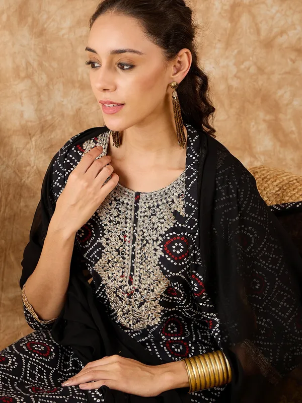 Women_Ethnic_Embroidered_Work_With_Digital_Printed_Kurti_Set