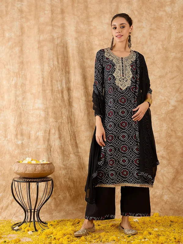 Women_Ethnic_Embroidered_Work_With_Digital_Printed_Kurti_Set