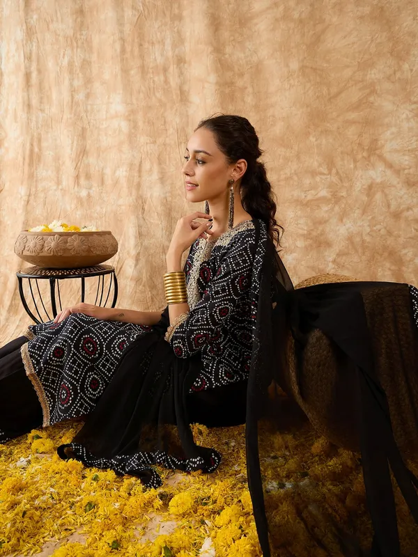 Women_Ethnic_Embroidered_Work_With_Digital_Printed_Kurti_Set