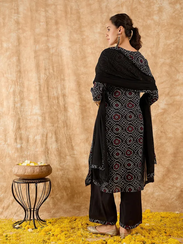 Women_Ethnic_Embroidered_Work_With_Digital_Printed_Kurti_Set
