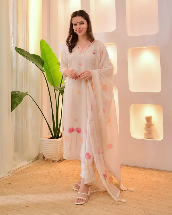 Women_Ethnic_Embroidered_Work_With_Digital_Printed_Kurti_Set