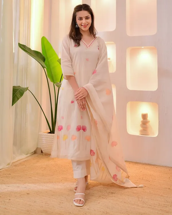 Women_Ethnic_Embroidered_Work_With_Digital_Printed_Kurti_Set