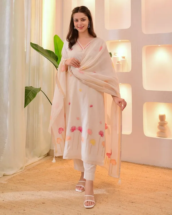 Women_Ethnic_Embroidered_Work_With_Digital_Printed_Kurti_Set