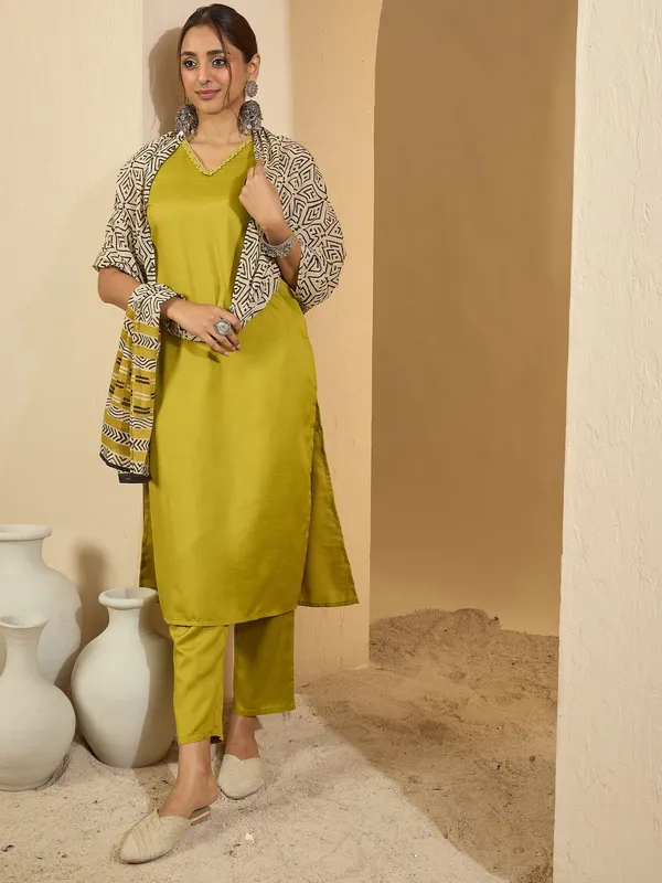 Women_Ethnic_Embroidered_Work_With_Digital_Printed_Kurti_Set