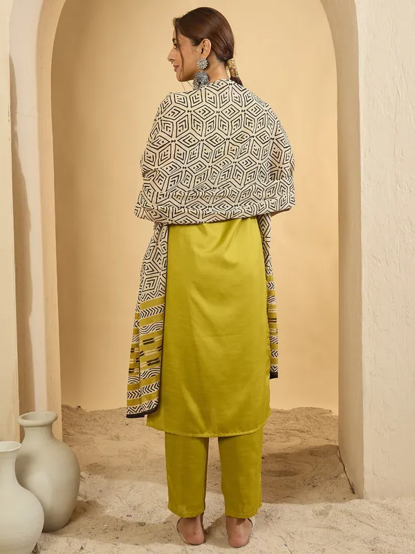 Women_Ethnic_Embroidered_Work_With_Digital_Printed_Kurti_Set