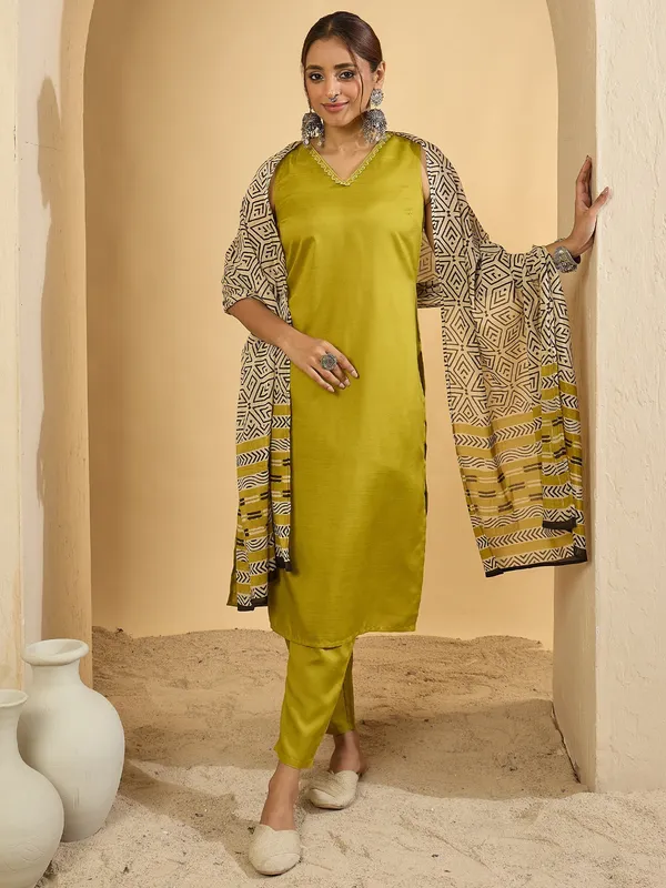 Women_Ethnic_Embroidered_Work_With_Digital_Printed_Kurti_Set