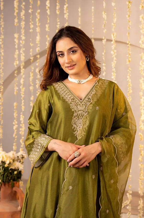 Women_Ethnic_Embroidered_Sequence_Lace_Work_Kurti_Set