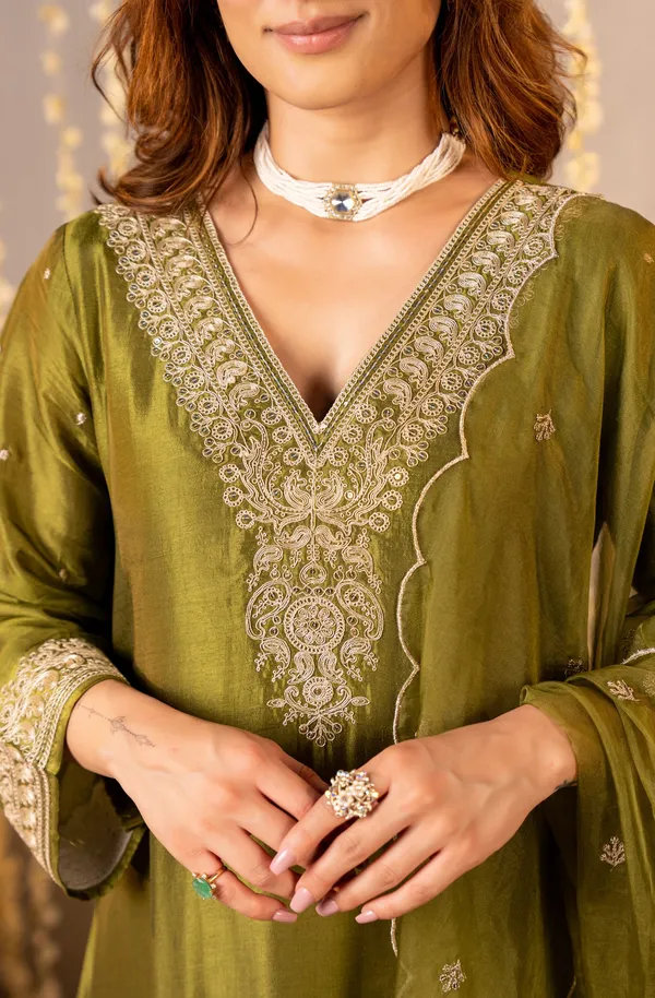 Women_Ethnic_Embroidered_Sequence_Lace_Work_Kurti_Set