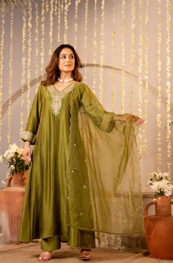 Women_Ethnic_Embroidered_Sequence_Lace_Work_Kurti_Set