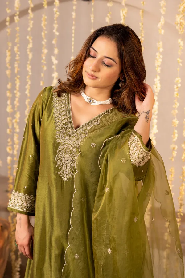Women_Ethnic_Embroidered_Sequence_Lace_Work_Kurti_Set