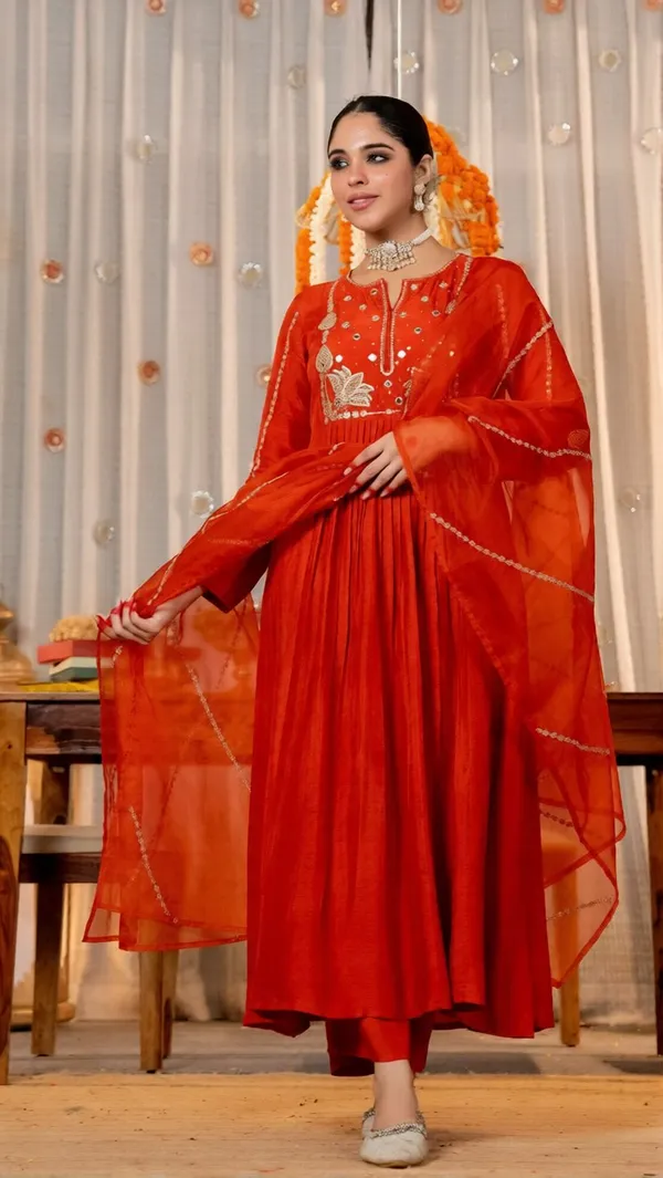 Women_Ethnic_Embroidered_Work_Kurti_Set