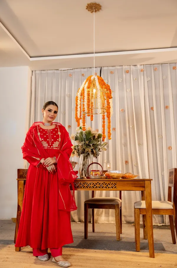 Women_Ethnic_Embroidered_Work_Kurti_Set