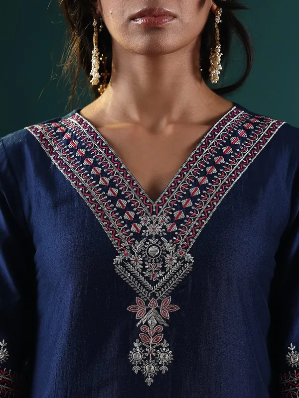 Women_Ethnic_Embroidered_Sequence_Lace_Work_Kurti_Set