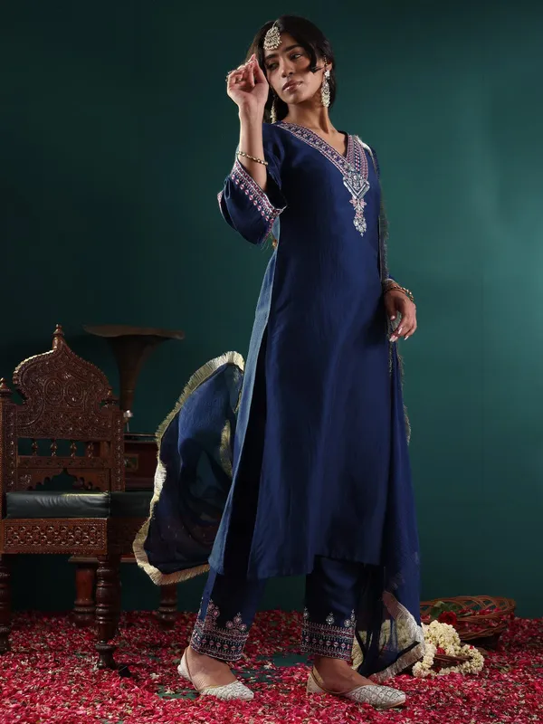 Women_Ethnic_Embroidered_Sequence_Lace_Work_Kurti_Set