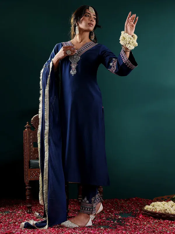 Women_Ethnic_Embroidered_Sequence_Lace_Work_Kurti_Set