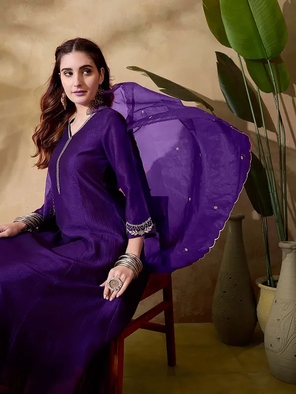 Women_Ethnic_Embroidered_Work_Kurti_Set