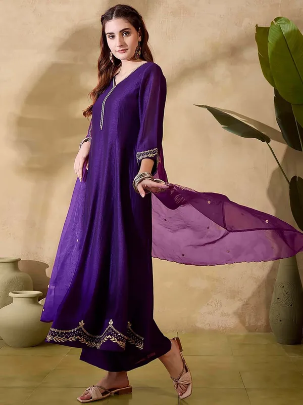 Women_Ethnic_Embroidered_Work_Kurti_Set