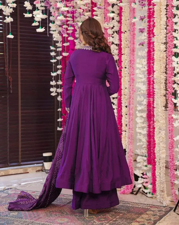 Women_Ethnic_Embroidered_Work_With_Digital_Printed_Kurti_Set