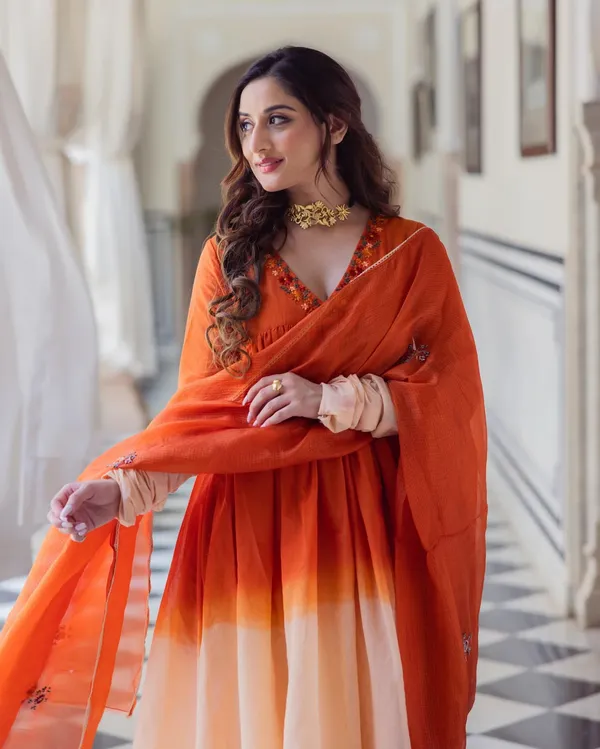Women_Ethnic_Embroidered_Work_Kurti_Set
