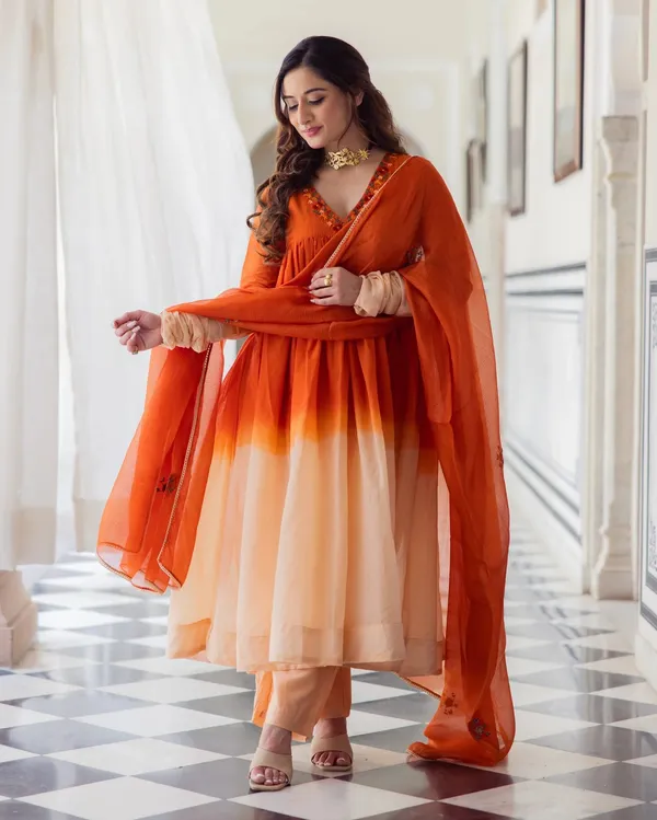 Women_Ethnic_Embroidered_Work_Kurti_Set