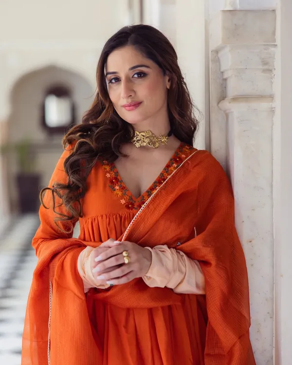 Women_Ethnic_Embroidered_Work_Kurti_Set