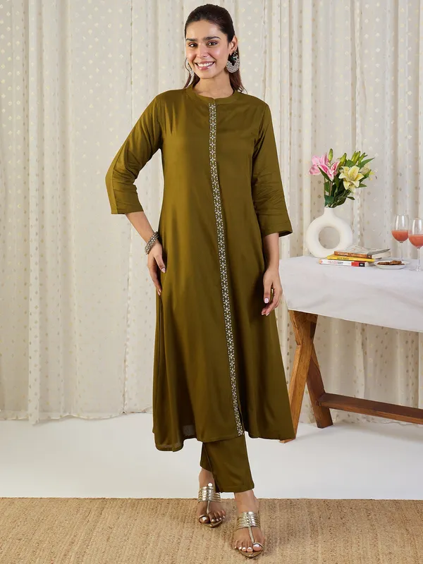 Women_Ethnic_Embroidered_Work_With_Digital_Printed_Kurti_Set