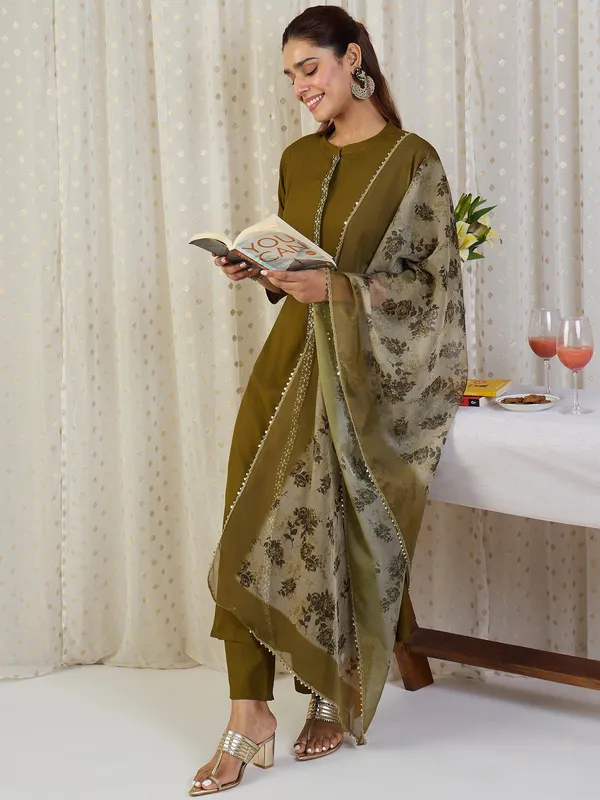 Women_Ethnic_Embroidered_Work_With_Digital_Printed_Kurti_Set
