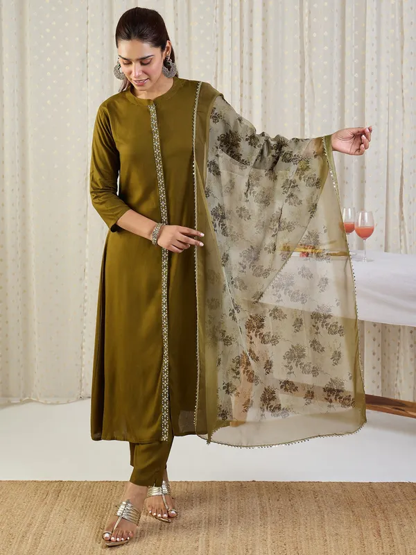 Women_Ethnic_Embroidered_Work_With_Digital_Printed_Kurti_Set