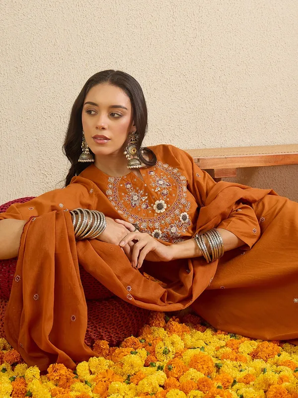 Women_Ethnic_Embroidered_Work_Kurti_Set