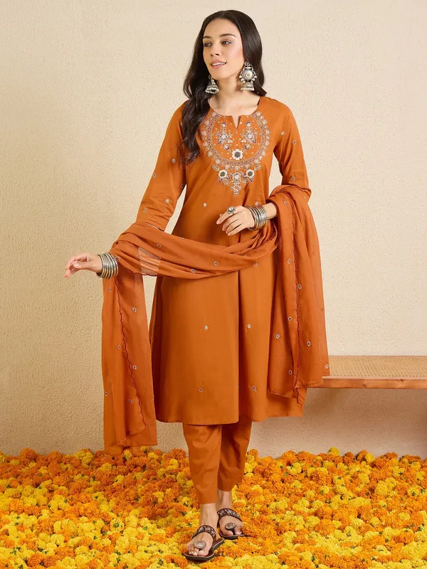 Women_Ethnic_Embroidered_Work_Kurti_Set