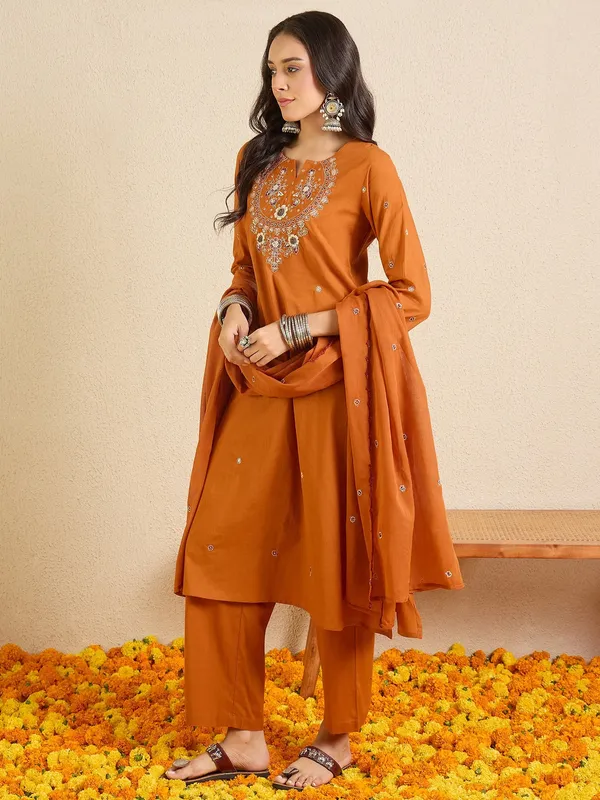 Women_Ethnic_Embroidered_Work_Kurti_Set