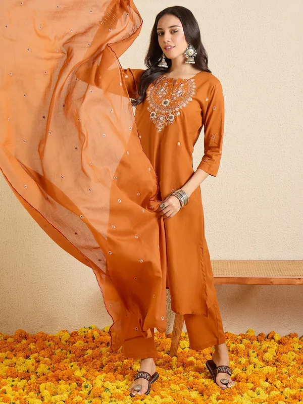 Women_Ethnic_Embroidered_Work_Kurti_Set