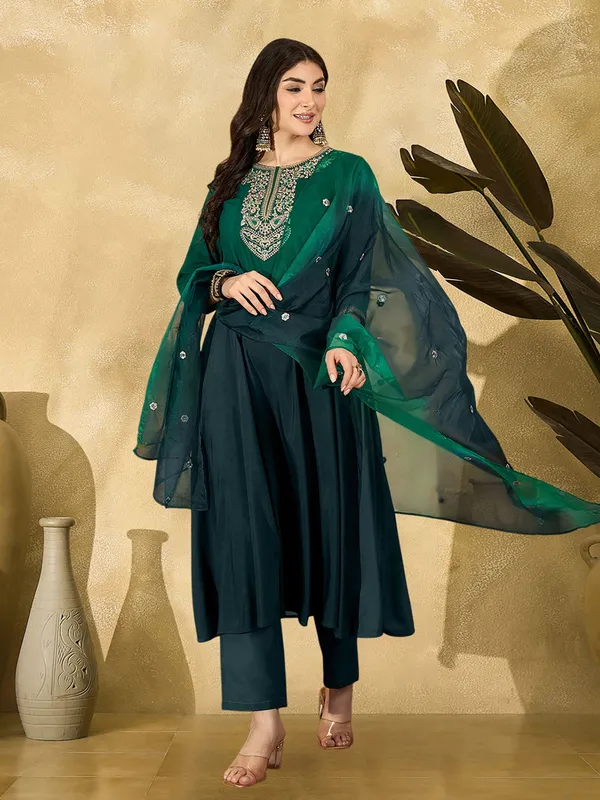 Women_Ethnic_Embroidered_Work_Kurti_Set