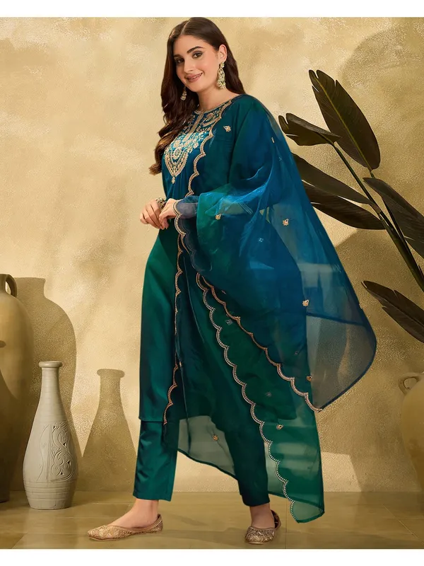 Women_Ethnic_Embroidered_Work_Kurti_Set
