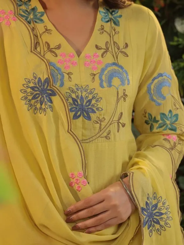 Women_Ethnic_Embroidered_Work_Kurti_Set