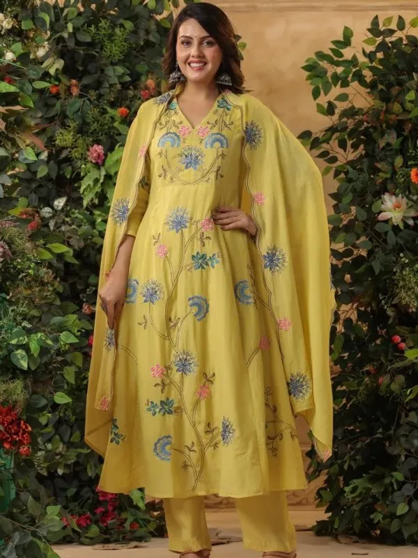 Women_Ethnic_Embroidered_Work_Kurti_Set