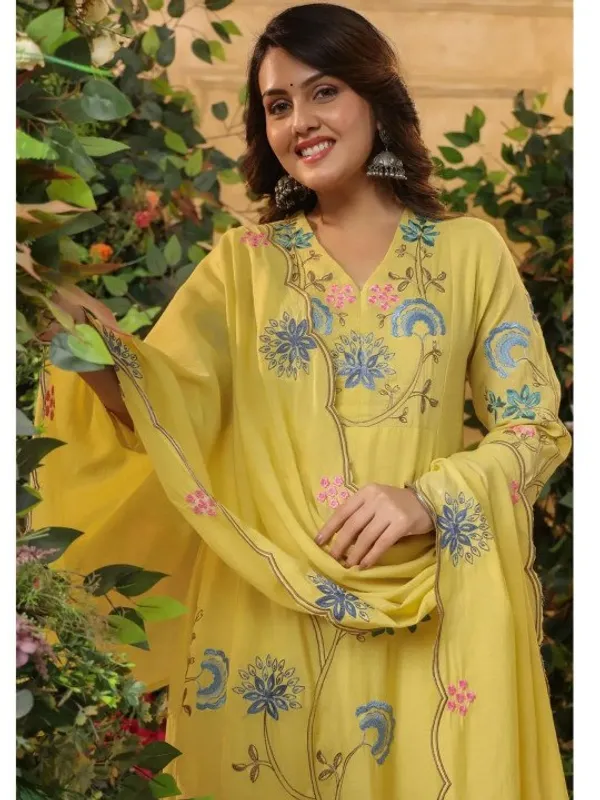 Women_Ethnic_Embroidered_Work_Kurti_Set