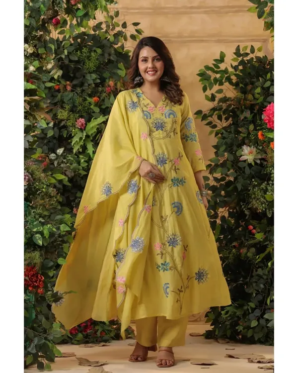 Women_Ethnic_Embroidered_Work_Kurti_Set