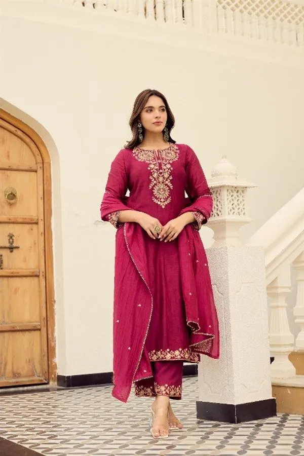 Women_Ethnic_Embroidered_Work_Kurti_Set