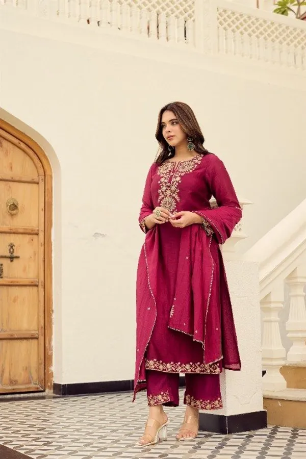 Women_Ethnic_Embroidered_Work_Kurti_Set