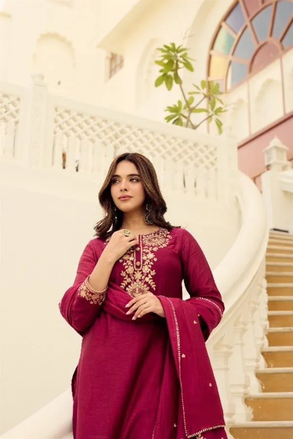 Women_Ethnic_Embroidered_Work_Kurti_Set